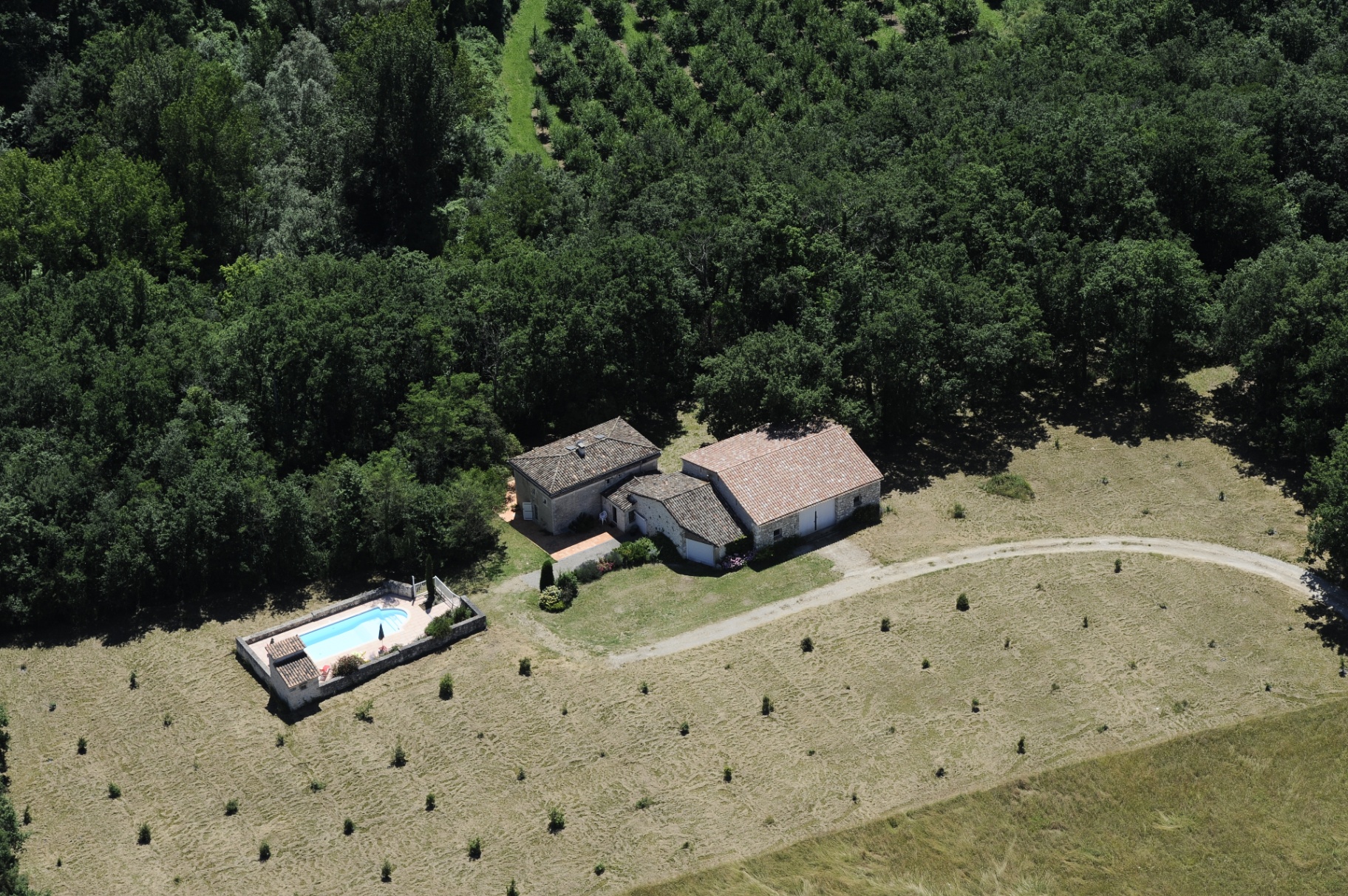 Vue aérienne du gîte de La Bruyerette, sa piscine et la forêt environnante