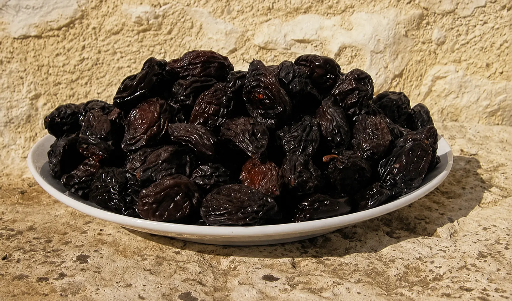 Pruneaux d'Agen séchés dans un plat