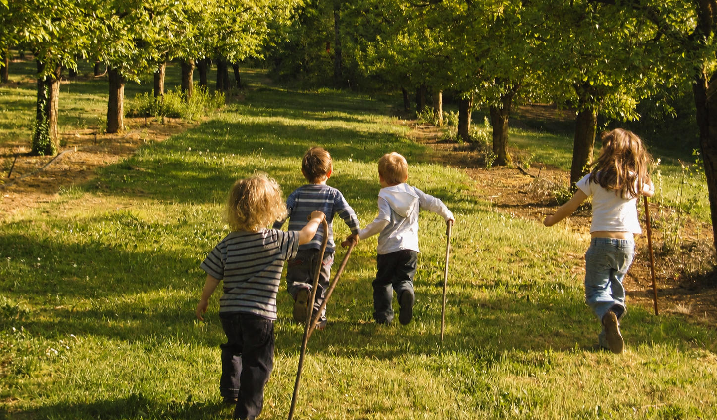 Enfants courant dans le verger familial