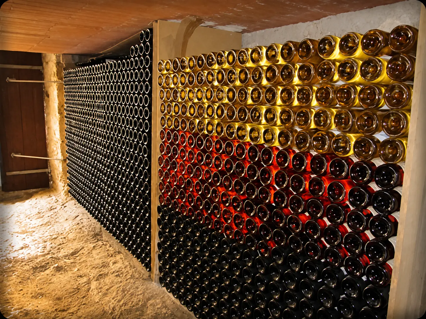 Cave de la ferme Côtes des Oliviers avec des rangées de bouteilles de vin