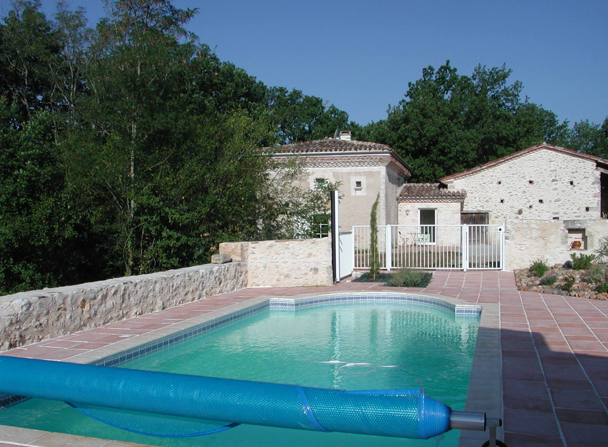 La piscine privée du gîte avec transats et parasols