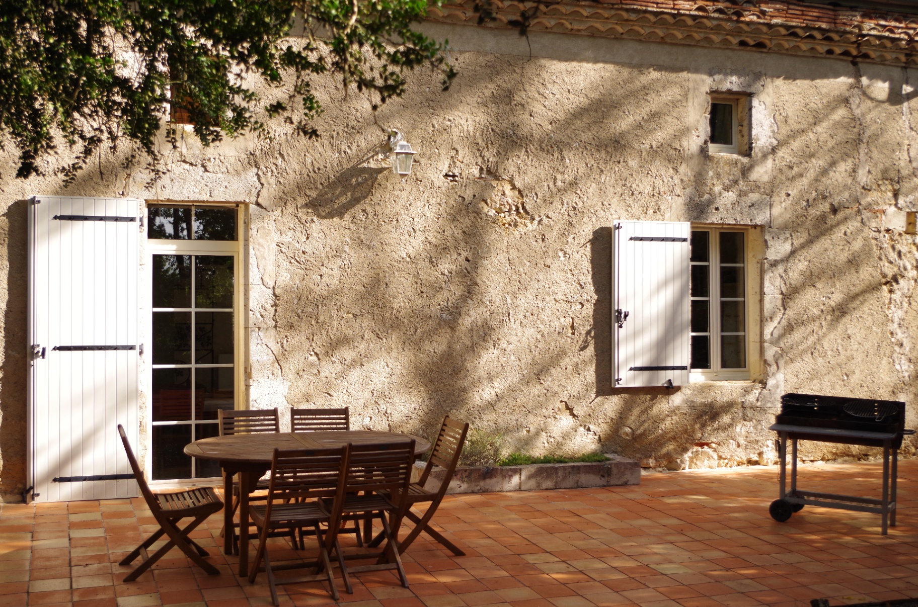 Terrasse du gîte avec vue sur la campagne
