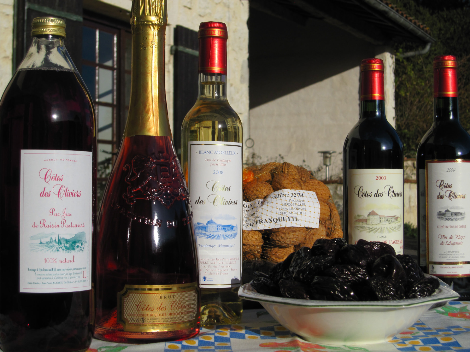 Bouteilles et produits du Domaine Côtes des Oliviers
