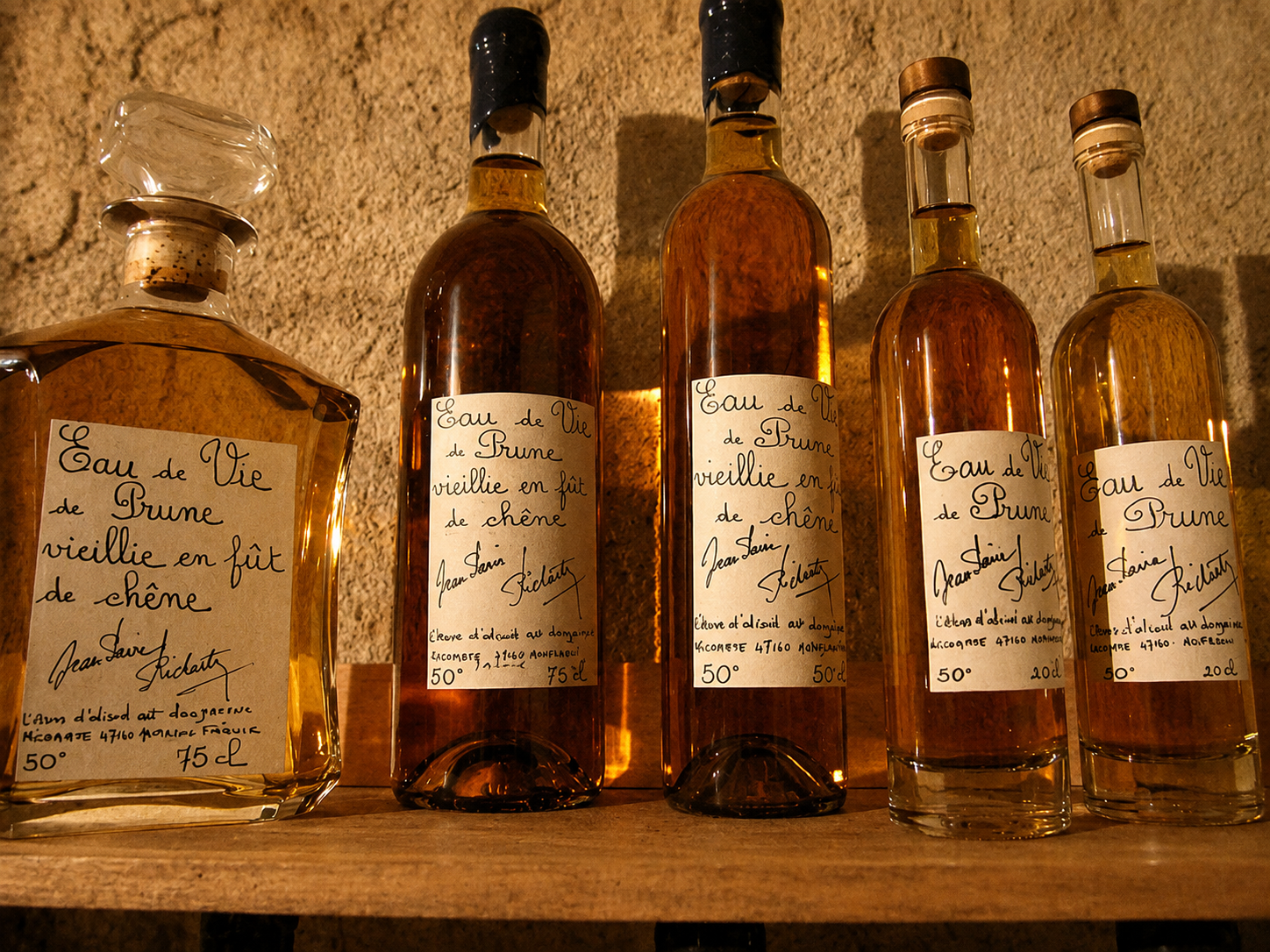 Bouteilles d'eau de vie de prune vieillie en fût de chêne du domaine