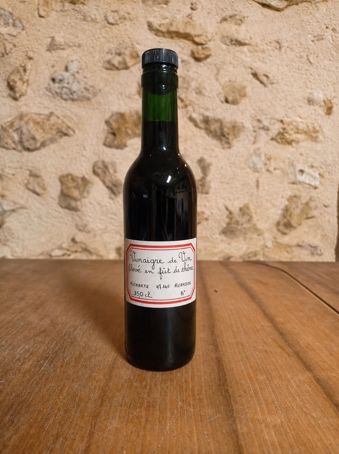 Bouteille de vinaigre de vin élevé en fût de chêne, produit au domaine Côtes des Oliviers